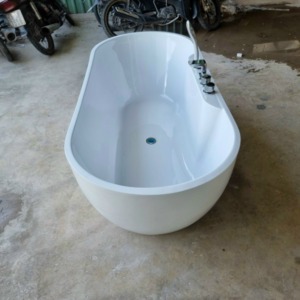 Bồn tắm oval gắn vòi